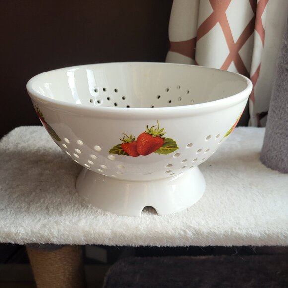 RARE Vintage Ceramic Avon Strawberry Colander Strainer Basket Country Chic BIN A - Picture 2 of 8